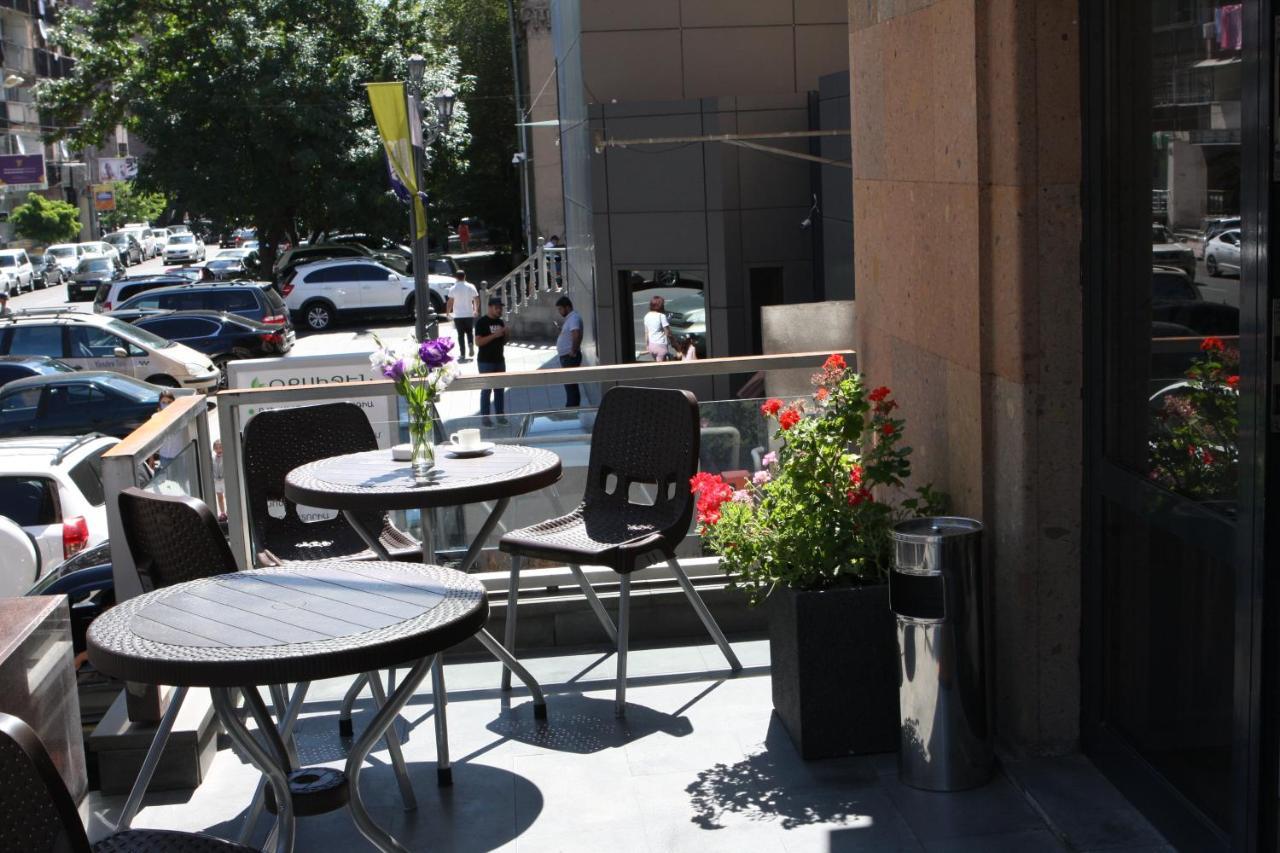 Bonjour Boutique Hotel Ереван Екстериор снимка